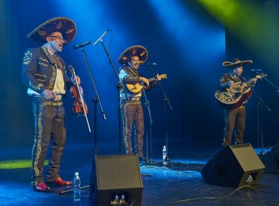 Mariachi Los Amigos na scenie Letniego Festiwalu pod muralem