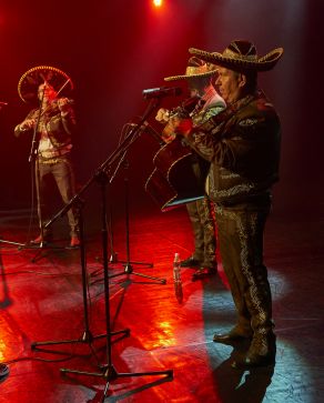 Mariachi Los Amigos na scenie Letniego Festiwalu pod muralem