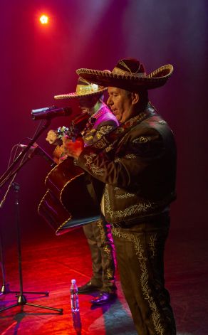 Mariachi Los Amigos na scenie Letniego Festiwalu pod muralem