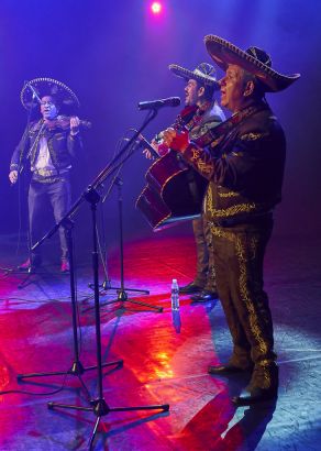 Mariachi Los Amigos na scenie Letniego Festiwalu pod muralem