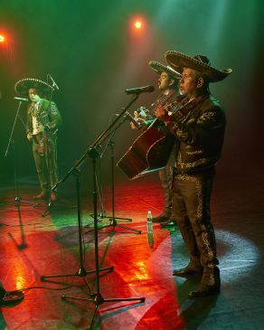 Mariachi Los Amigos na scenie Letniego Festiwalu pod muralem