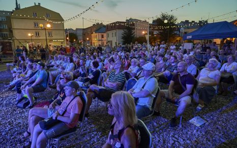 Zespół Route 66 na scenie V Letniego Festiwalu pod muralem