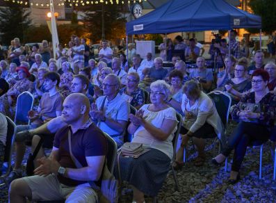 Zespół Route 66 na scenie V Letniego Festiwalu pod muralem