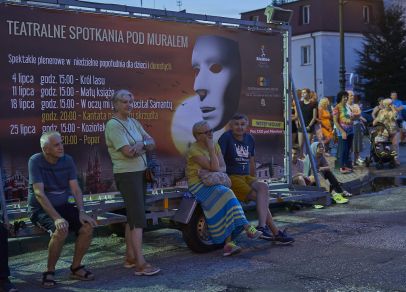 Zespół Route 66 na scenie V Letniego Festiwalu pod muralem