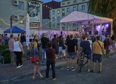 Zespół Route 66 na scenie V Letniego Festiwalu pod muralem