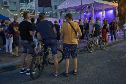 Zespół Route 66 na scenie V Letniego Festiwalu pod muralem