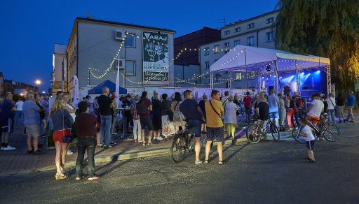 Zespół Route 66 na scenie V Letniego Festiwalu pod muralem