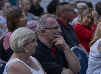 Spektakl "Poper" na scenie Teatralnych Spotkań pod muralem