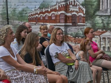 Spektakl "Poper" na scenie Teatralnych Spotkań pod muralem