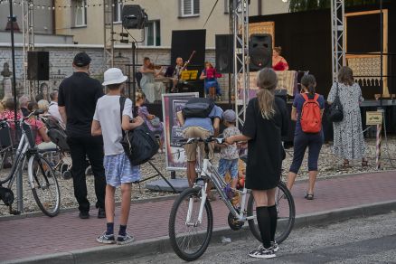 Spektakl "Poper" na scenie Teatralnych Spotkań pod muralem