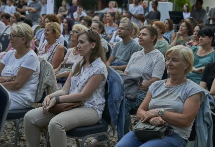 Spektakl "Poper" na scenie Teatralnych Spotkań pod muralem