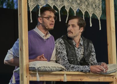 Spektakl "Poper" na scenie Teatralnych Spotkań pod muralem