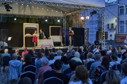 Spektakl "Poper" na scenie Teatralnych Spotkań pod muralem