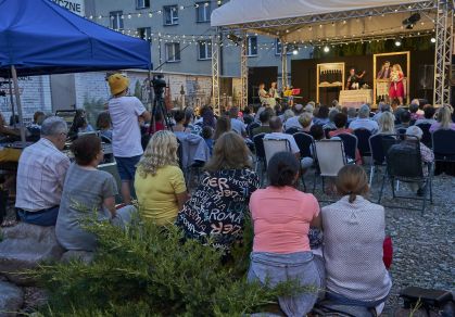 Spektakl "Poper" na scenie Teatralnych Spotkań pod muralem